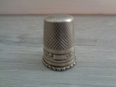 ANCIEN DE A COUDRE ARGENT MASSIF POINCON TETE SANGLIER  2,1 GRS - Photo 1/4