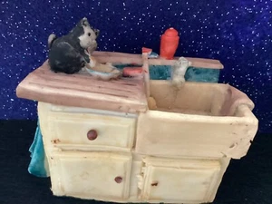 PETER FAGAN COLOUR BOX CAT CAT ON KITCHEN SINK  figurine - Picture 1 of 2