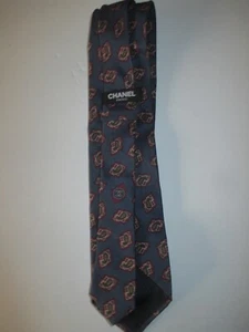 CHANEL Paris blue 100% silk necktie w red & green paisley micro pattern - Picture 1 of 3