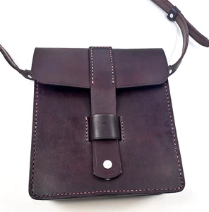 Bolso para libros vintage de cuero grueso marrón oscuro con correa y costuras en contraste - Imagen 1 de 9