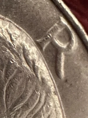 1974-D Kennedy medio dólar doble matriz anverso DDO y doble matriz reverso RDA error Foto 1 de 4