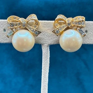 Vintage Nina Ricci Faux Pearl Earrings Gold Tone Rhinestone Clip On Signed 1" - Picture 1 of 8