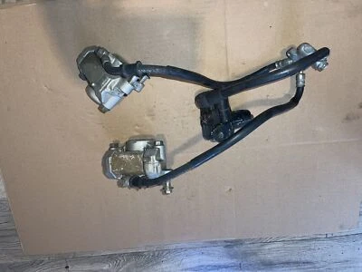 PAR DE PINZAS DE FRENO DELANTERAS DERECHA IZQUIERDA YAMAHA FZ700 FZ700T FZ750 OEM Foto 1 de 4
