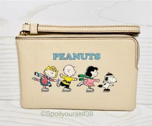 Neu mit Etikett Coach X Erdnüsse eckiges Reißverschluss-Armband, Snoopy & Friends Motiv CF213 in Elfenbein - Bild 1 von 9