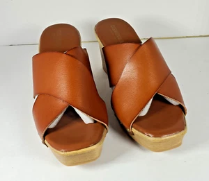 Zuecos para mujer Cushionaire KAMARI con tachuelas banda cruzada color coñac tostado EE. UU. 8,5 M - Imagen 1 de 9