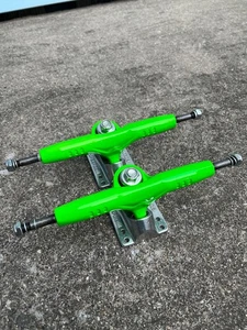 1 Set New GullWing Super Pro III 3 Skateboard Trucks Neon Green Deck Gull Wing - Picture 1 of 18