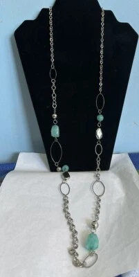 "Collar de 42"" con lazos ovalados en tono plateado gemas de vidrio multifacético verde y metálico" Foto 1 de 4