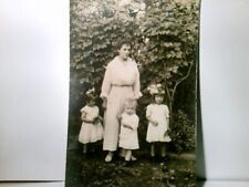 Alte AK s/w. gel. 1918. gestempelt in Rüsselsheim. Unbekannte Frau mit 2 Mädchen