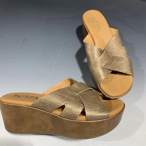 Kork-Ease Sz 7 M Korks Women Comfort Leather Wedge Sandals Soft Gold shoes - Picture 1 of 6