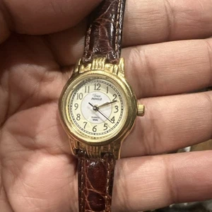 Funktionierende Timex Indiglo 25 mm goldfarbene Damenuhr braunes Leder Analog Passform 7 Zoll - Bild 1 von 9