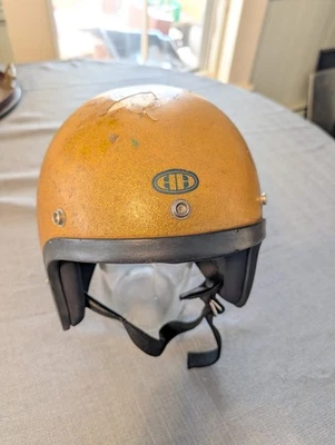 Vintage 1968 H.A. Casco de motocicleta Arai R-6 M carcasa dañada copo de metal dorado Foto 1 de 4