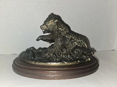 Escultura de metal Tom O'Brien Gallery Originals oso pardo pesca salmón Foto 1 de 4