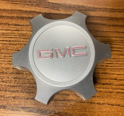Оригинальный одинарный центральный колпак 2013–2017 GMC Acadia серебристый с красной эмблемой C7052 9596175 - Изображение 1 из 4