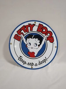 Letrero de porcelana vintage de dibujos animados Betty Boop hombre cueva "Boop Oop A Doop" 11,75" - Imagen 1 de 8