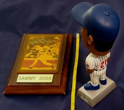 LOTE DE 2 TARJETAS VINTAGE SAMMY SOSA PLACA Y CUBIERTA SUPERIOR BOBBLE HEAD CHICAGO CUBS Foto 1 de 4