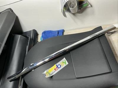 Tesla Model S 2012-2020 puerta del pasajero delantero cinturón exterior moldura 1095920-00-C OE Foto 1 de 4