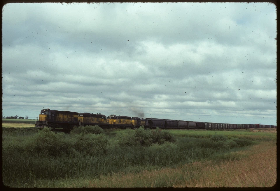 BH.B12.CNW397 Original Colour Slide CNW C425 #402 at Mankato, SD 1978 — 第 1/1 张图片