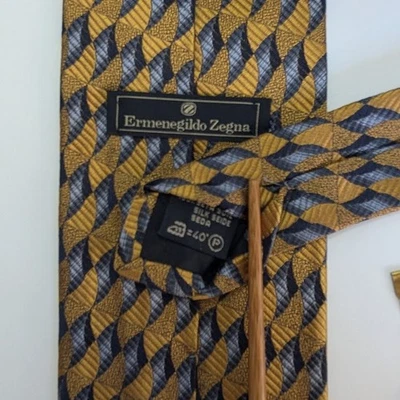 Corbata Ermenegildo Zegna de seda para hombre dorada plateada geométrica hecha en Italia Foto 1 de 4