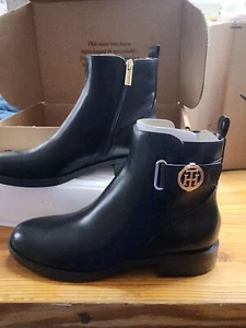 Tommy Hilfiger Stiefeletten schwarz Rezin Logo Schnalle Reißverschluss Blockabsatz Größe 7,5 M - Bild 1 von 6