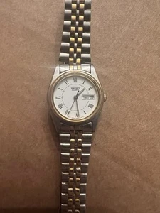 Vtg Seiko Women 7N83-0011 White Dial Day/Date Two-Toned Band 24mm Quartz Watch - Picture 1 of 7