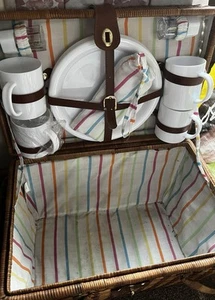 Large Wicker Picnic Hamper For 4 People. - Picture 1 of 4