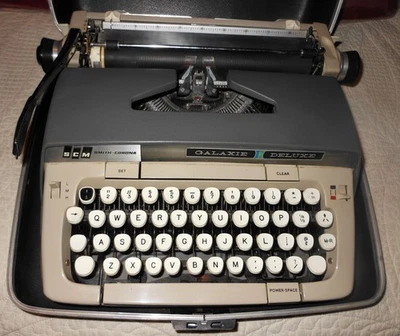 Máquina de escrever manual vintage Smith-Corona Galaxie Deluxe verde espuma do mar com estojo rígido - Imagem 1 de 4