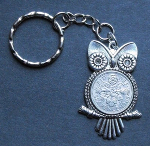 1965 59. Geburtstag Glück Sixpence Eule Schlüsselring Charm Anhänger Geschenk Geschenktüte x - Bild 1 von 3