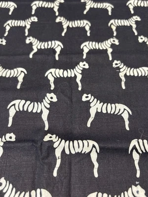 Tecido de algodão com estampa de esqueleto para cachorros 19x18" preto e branco material para acolchoar artesanato - Imagem 1 de 4