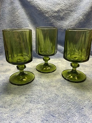 Juego de 3 copas de agua MCM Indiana Glass Nouveau verde oliva con patas 6 1/4" Foto 1 de 4