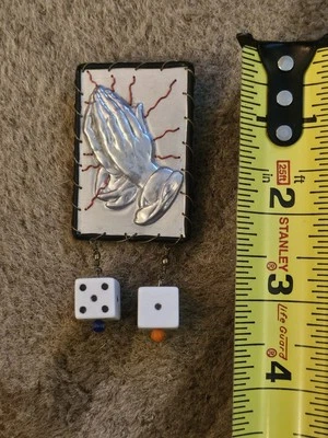 Брошь на булавке с подвеской в виде кубиков для молитвенных рук ручная работа 3 дюйма x 1,5 дюйма - Изображение 1 из 4