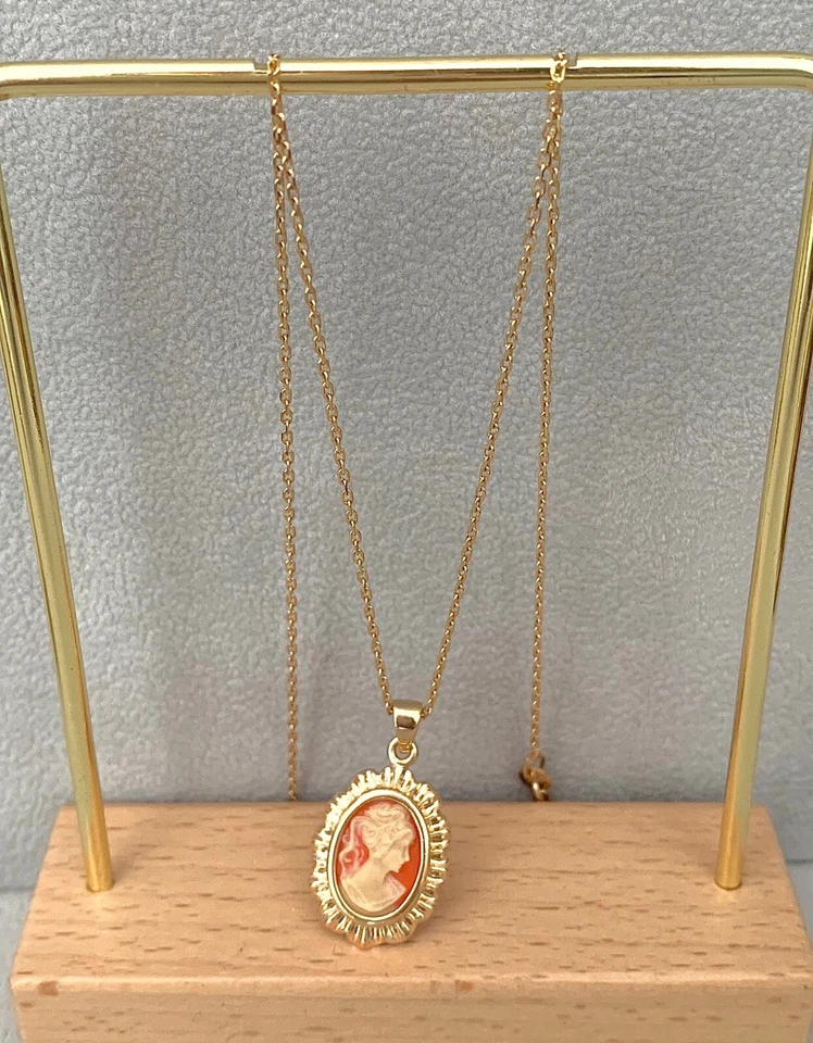 Collier pendentif Camée rouge cornaline en plaqué or 18 Carats 750/000 - Photo 1/4