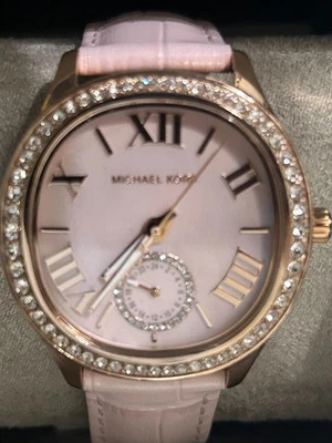 Relógio Michael Kors Sage feminino ouro rosa pavê cristal, mostrador esfregão, couro rosa - Imagem 1 de 2