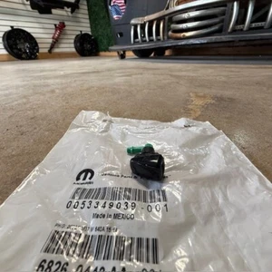 (1) OEM MOPAR 2005-2021 Jeep Grand Cherokee WINDSHIELD WASHER NOZZLE 68260443AA - Bild 1 von 4
