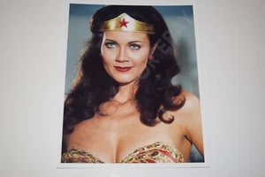 Lynda Carter Wonder Woman Pinup 8x10 Hochglanz Foto vollbusig sexy Dekolleté TV 0025 - Bild 1 von 1