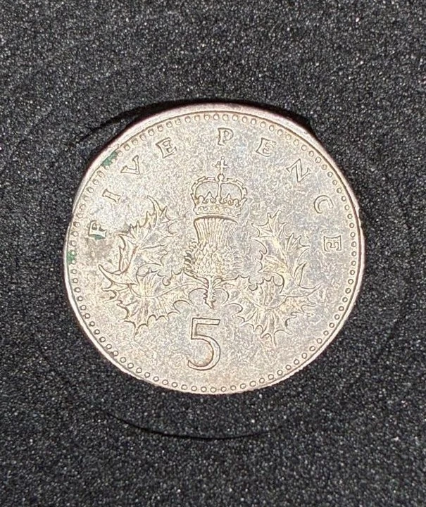 1990 Five Pence  UK (British) Queen Elizabeth II  D•G•REG•FD Rare Coin - Image 1 of 2