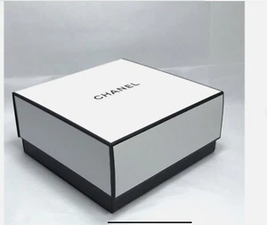 Authentische Chanel Quadratische Leere Geschenkbox Behälter 8,5"x8,5"x3,75" - Bild 1 von 1