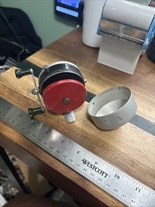 Vintage Zebco Zero Hour Bomb Company Gießrolle mit rotem Spinnkopf - Bild 1 von 12