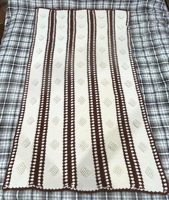 Manta/tiro afgano de ganchillo hecho a mano con diseño de puntada abullonada.Blanco y marrón. Foto 1 de 4