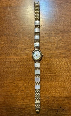 Reloj de vestir para mujer Elgin de cuarzo con cara de madreperla correa dorada y mop Foto 1 de 4