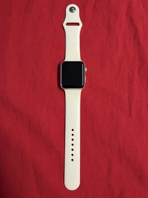 Apple Watch Serie 3 GPS 42mm Estuche de Aluminio Plateado Banda Deportiva Blanca - MTF22LL/A Foto 1 de 4