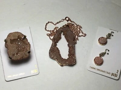 Conjunto de colgante, anillo, pendientes y cadena de geoda de cuarzo druzy rosa/oro para mujer. Foto 1 de 4