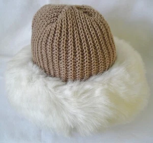 Cappello berretto bianco in pelliccia sintetica cucito beige/marrone lavorato a maglia taglia unica NUOVO - Foto 1 di 5