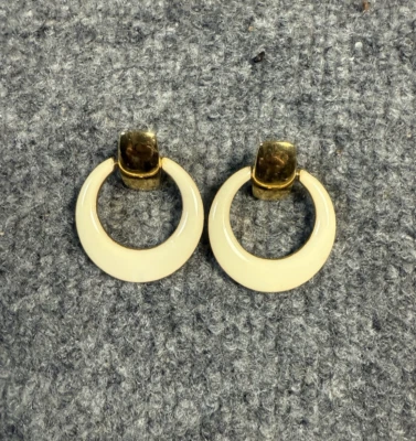 Pendientes de aro de colección colgantes perforados gruesos acrílico lucite negro blanco años 80 Foto 1 de 4