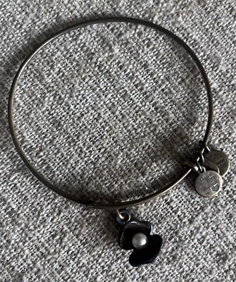 Браслет с брелоками Alex and Ani Oyster с жемчугом золотистая отделка - Изображение 1 из 4