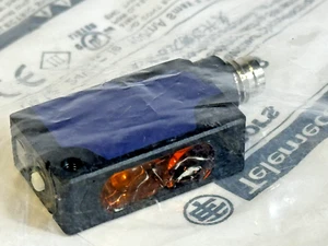 Telemecanique XUM8APXBM8 Photoelectric Sensor - Picture 1 of 4