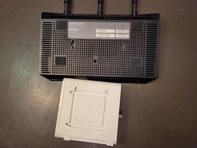 Modem and Router Set Motorola Surfboard SB6141 and Netgear R6400 - Image 1 of 4