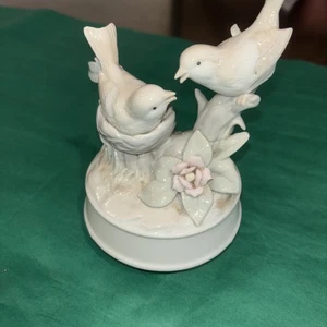 Caja de música vintage de porcelana Love Birds 1960 para anidar pájaros “sentimientos” - Imagen 1 de 8