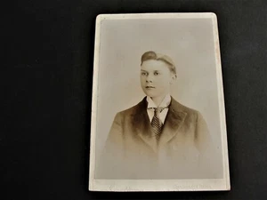 Foto de tarjeta de gabinete de hombre joven de 1890 por fotógrafos de estudio Scott, Chicago. - Imagen 1 de 2