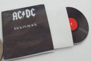 Mini álbum de discos 'AC/DC Back to Black' casa de muñecas Barbie Ken escala de juego 1/6 - Imagen 1 de 1