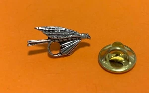 PEQUEÑO ALFILER DE PELTRE CON MOSCA INSIGNIA BROCHE SOLAPA EN UNA BOLSA DE REGALO PESCA CON MOSCA - Imagen 1 de 2